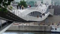 La passerelle Simone de Beauvoir à Paris « customisée »