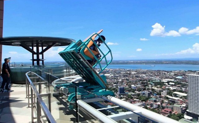 Cebu Edge Coaster inside the flying machine LaQuotidienne.fr